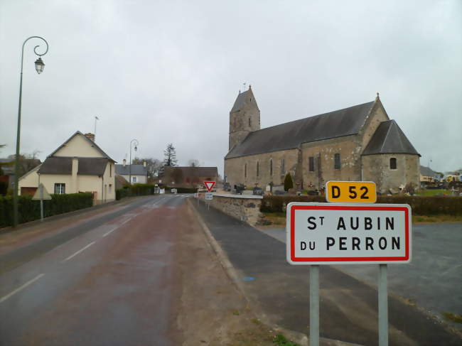 Entrée du bourg et église Saint-Aubin - Saint-Aubin-du-Perron (50490) - Manche