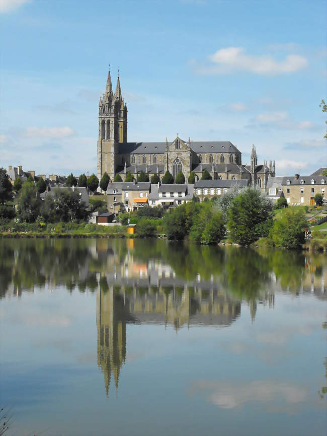 Une vue de l'église Saint-Hilaire - Saint-Hilaire-du-Harcouët (50600) - Manche