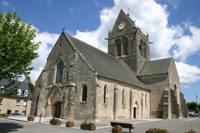 Vue de l'église de Sainte-Mère-Église - Sainte-Mère-Église (50480) - Manche