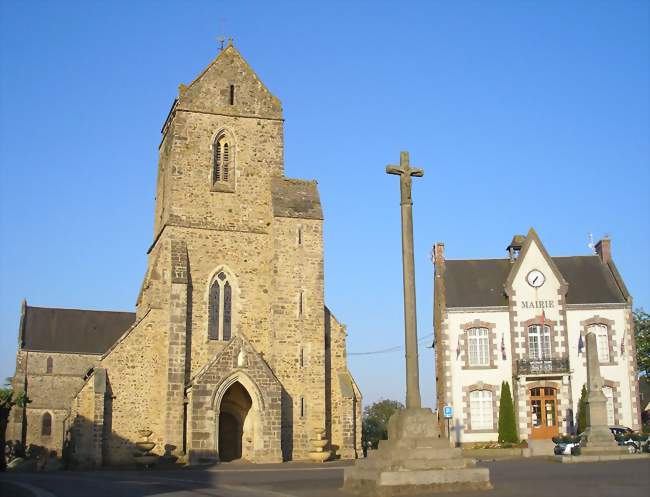 L'église Saint-Laurent, la croix de 1571 et la mairie - Saint-Sauveur-Lendelin (50490) - Manche