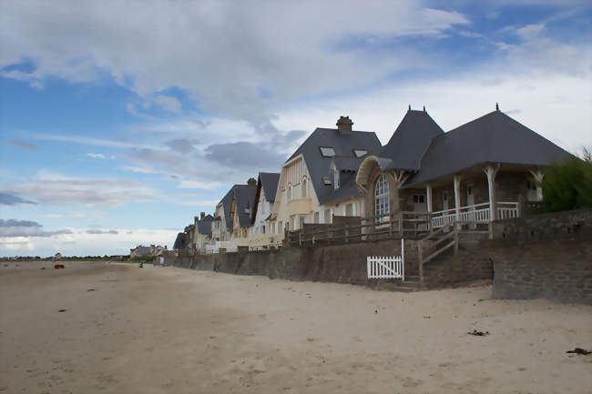 Villas longeant la plage d'Urville - Urville-Nacqueville (50460) - Manche