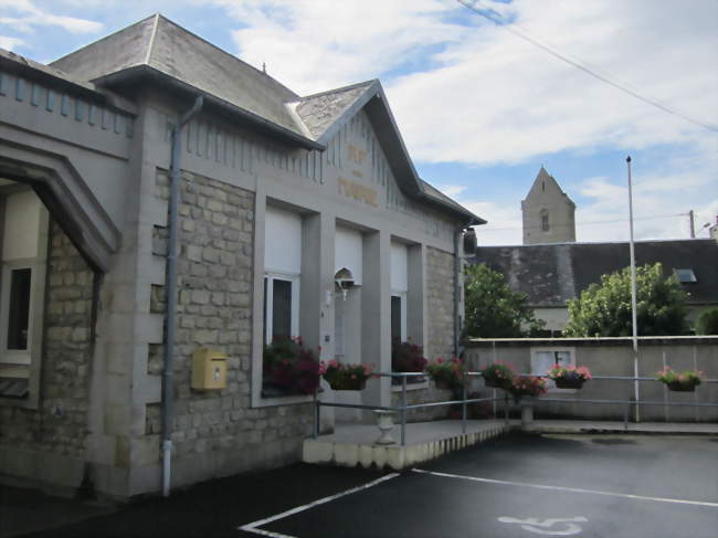 Mairie et l'église Saint-Martin - Vindefontaine (50250) - Manche