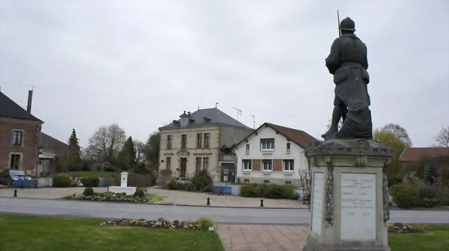 La mairie et le monument aux morts - Baconnes (51400) - Marne