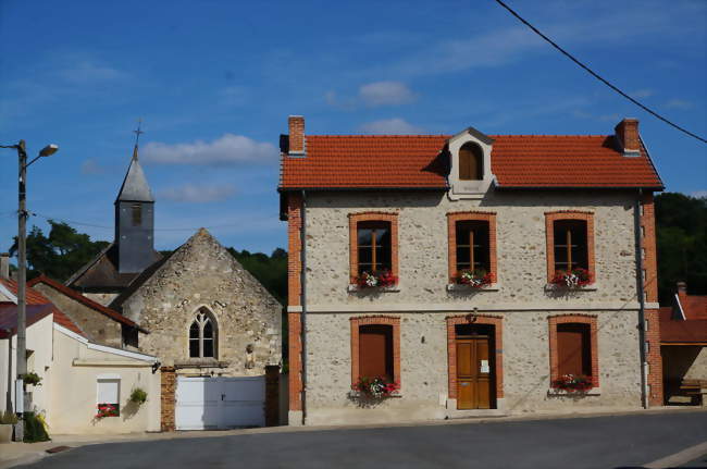 La mairie et en arrière plan l'église - Belval-sous-Châtillon (51480) - Marne