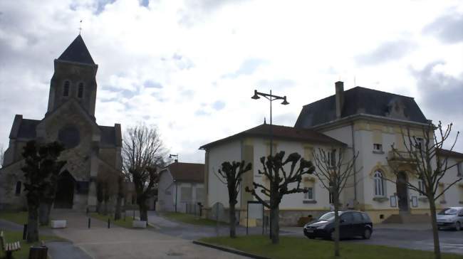 Place avec la mairie et l'église  - Bétheniville (51490) - Marne