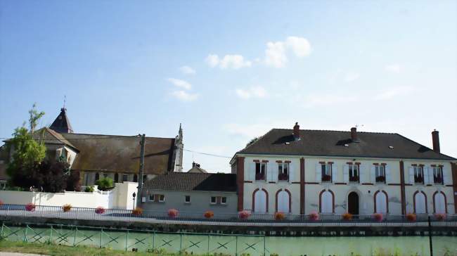 La mairie, l'église et le canal latéral à la Marne - Bisseuil (51150) - Marne