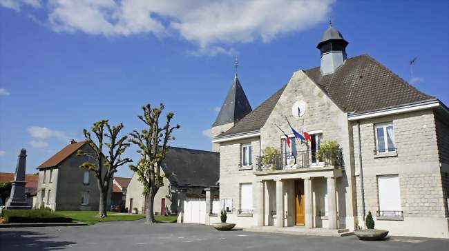 La place avec la mairie, l'église et le monument aux morts - Caurel (51110) - Marne