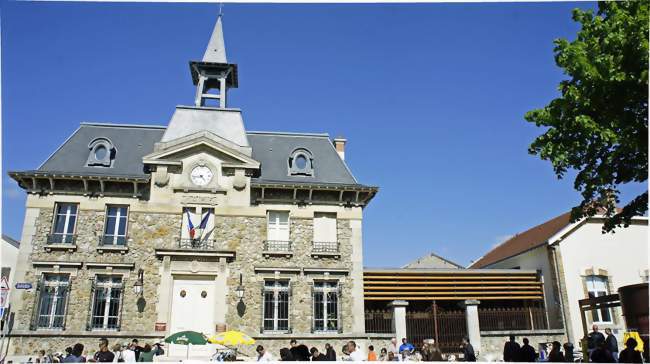 La place avec la mairie, un jour de braderie - Cernay-lès-Reims (51420) - Marne