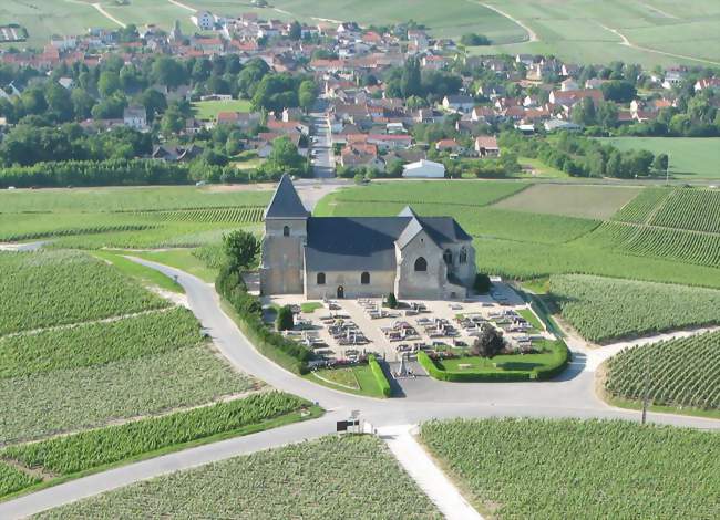 Vue aérienne de l'église Saint-Martin et du village de Chavot - Chavot-Courcourt (51530) - Marne
