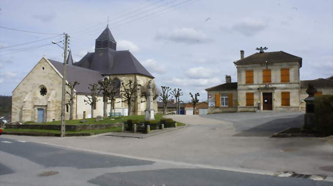 Place de la Mairie avec le monument aux morts, l'église et le buste de Richelet  - Cheminon (51250) - Marne