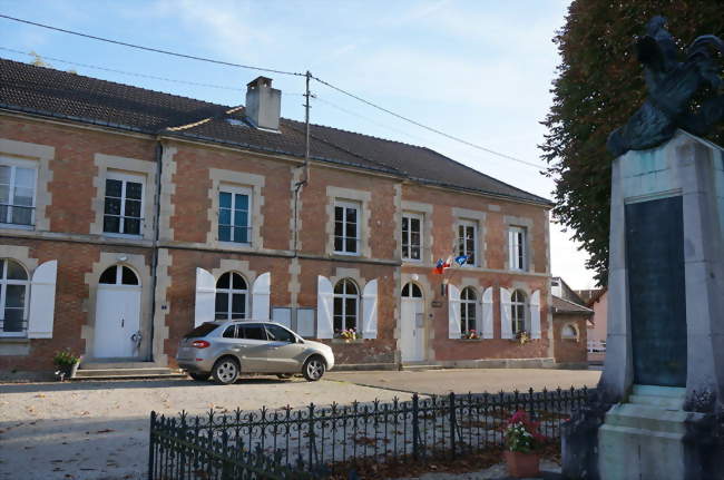 La Mairie et son monument aux morts - Cheppes-la-Prairie (51240) - Marne