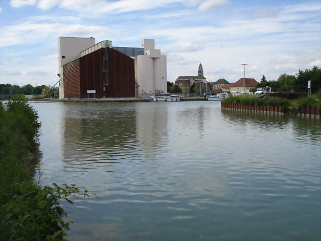 Condé-sur-Marne à la jonction du canal de l'Aisne à la Marne et du canal latéral à la Marne - Condé-sur-Marne (51150) - Marne