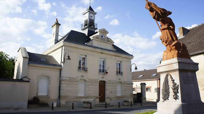 la mairie et le monument aux morts d'Écueil - Écueil (51500) - Marne
