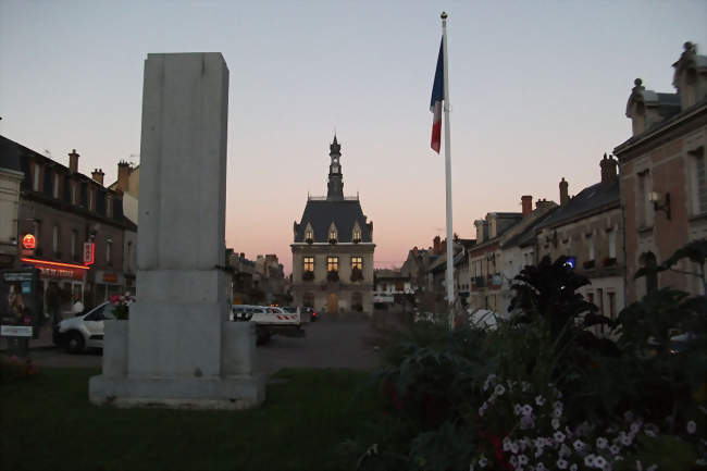 La place de la mairie - Fismes (51170) - Marne