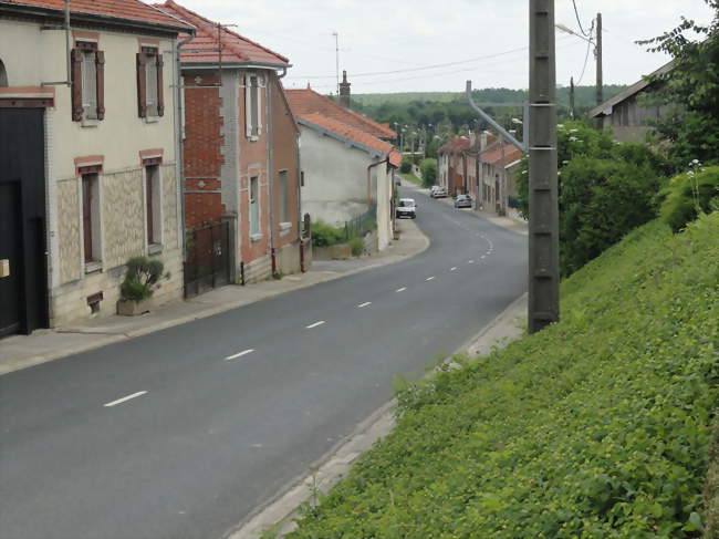 La rue Saint-Martin (RD14), principale rue du village - Huiron (51300) - Marne
