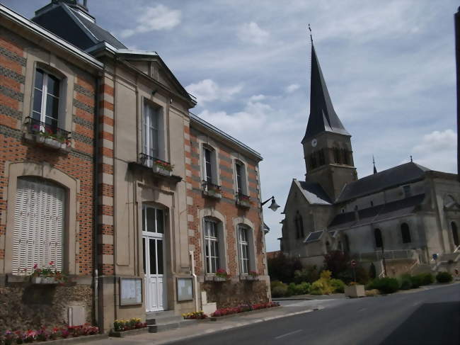 Au premier plan, la mairie, et derrière l'église Notre-Dame - Juvigny (51150) - Marne