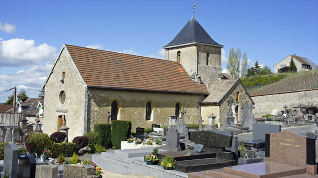 L'église Saint-Calixte, entourée de son cimetière - Mailly-Champagne (51500) - Marne