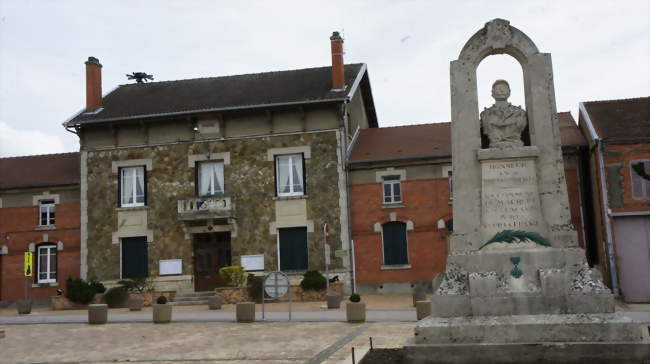 La mairie et le monument aux morts - Maurupt-le-Montois (51340) - Marne