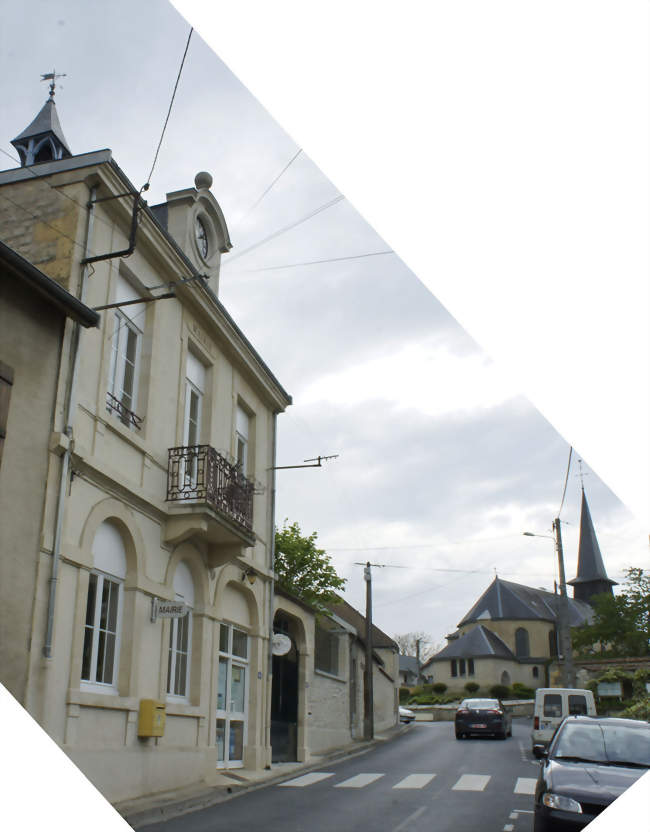 la mairie et au second plan l'église du village - Merfy (51220) - Marne