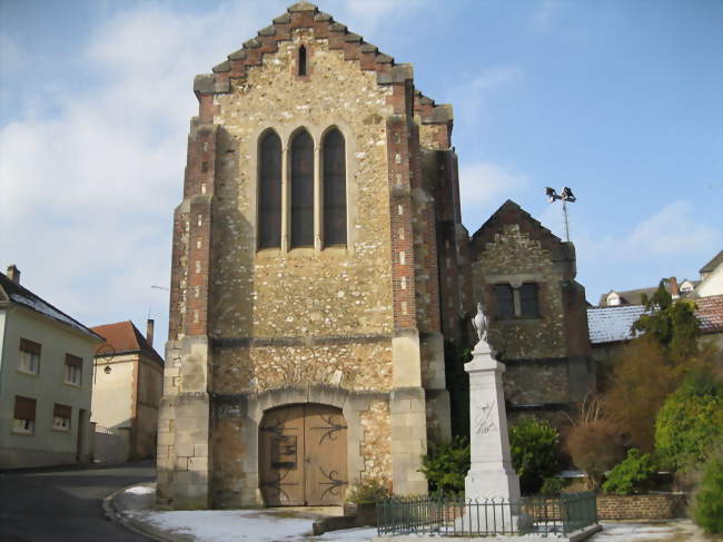 La façade est de l'église Saint-Nicolas et le monument aux morts - Monthelon (51530) - Marne
