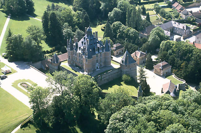 Vue aérienne de Montmort et de son château - Montmort-Lucy (51270) - Marne