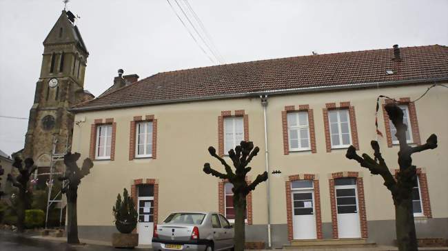 La mairie et l'église - Moussy (51530) - Marne