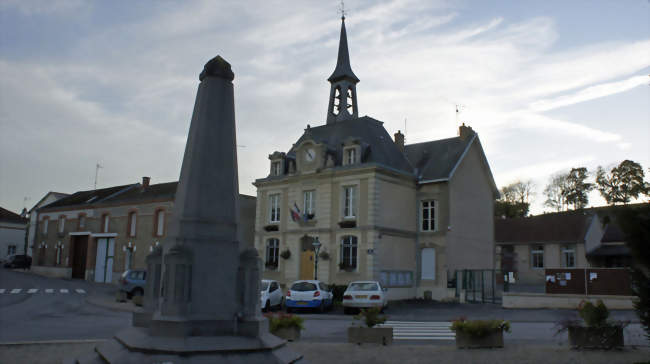 Sur la place du village, mairie et monument aux morts - Nogent-l'Abbesse (51420) - Marne