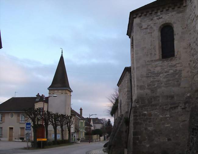 La mairie et l'église, de gauche à droite - Ormes (51370) - Marne