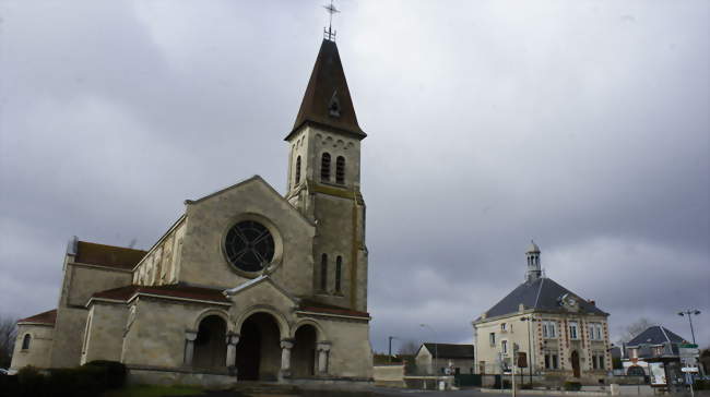 La place du village - Pontfaverger-Moronvilliers (51490) - Marne