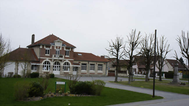 La mairie et son monument aux morts - Prosnes (51400) - Marne