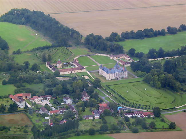 Le château et le village de Réveillon - Réveillon (51310) - Marne