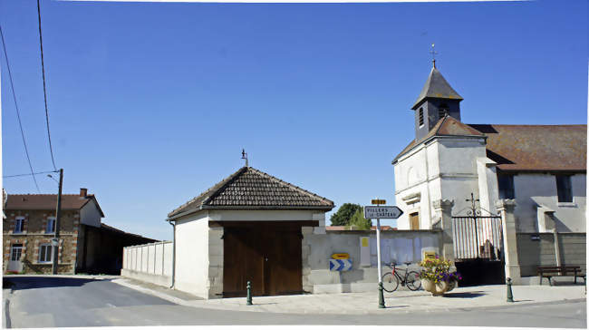 l'église et devant le monument aux morts - Saint-Pierre (51510) - Marne