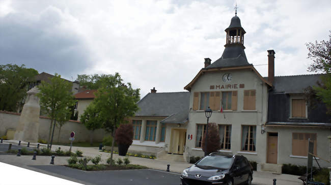 La place de la mairie et le monument aux morts - Saint-Thierry (51220) - Marne
