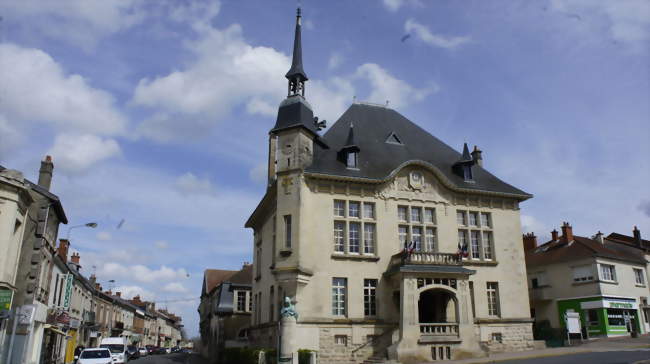 La mairie le monument aux morts dans l'angle - Sermaize-les-Bains (51250) - Marne