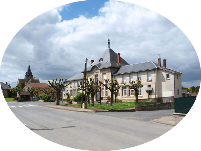 La mairie-école et, au loin, l'église - Sommepy-Tahure (51600) - Marne
