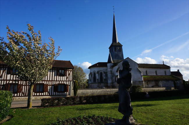 L'église et une maison à pan de bois, la statue de 2009 de la fille sauvage - Songy (51240) - Marne