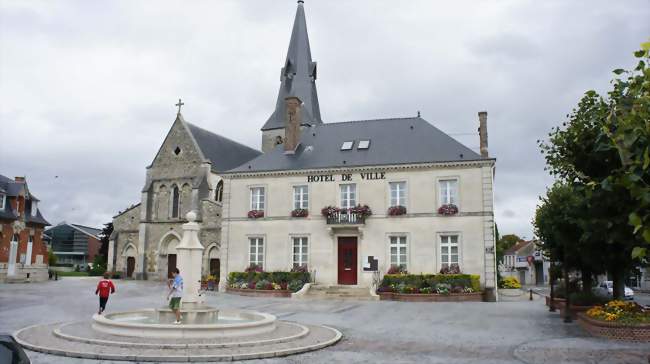 l'église, la mairie la maison des associations et la place - Suippes (51600) - Marne