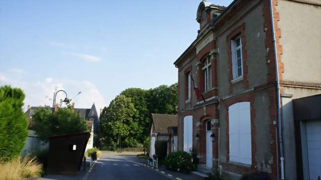 La mairie-école et en arrière plan le château - Tauxières-Mutry (51150) - Marne