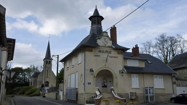 La Mairie, l'église avec le monument aux morts devant elle - Thil (51220) - Marne
