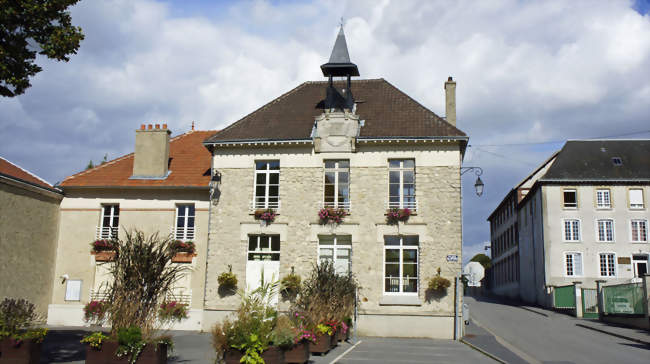 La maison commune et, sur la droite, le lycée - Thillois (51370) - Marne