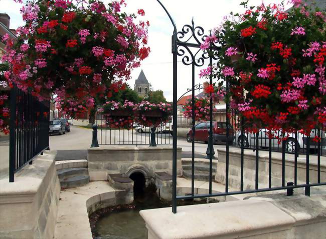 Le clocher de l'église et la Grande fontaine - Vertus (51130) - Marne