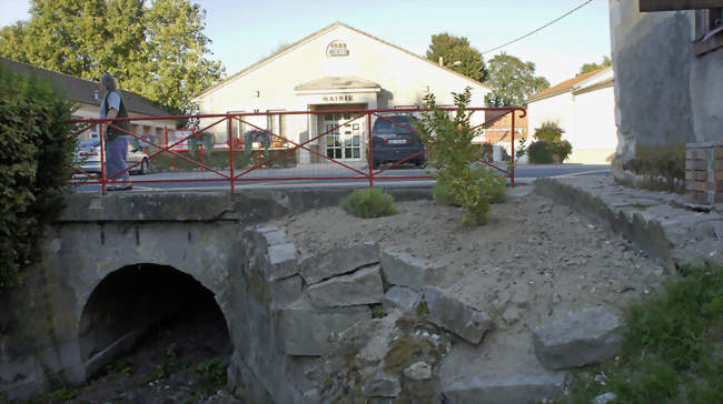 La mairie et le ruisseau - La Veuve (51520) - Marne