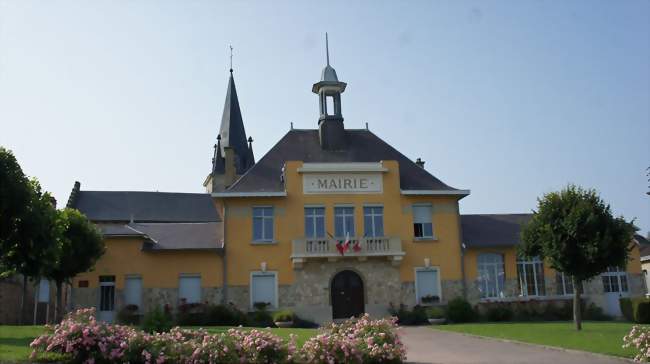 La mairie, sa place et le clocher en arrière plan - Ville-en-Selve (51500) - Marne