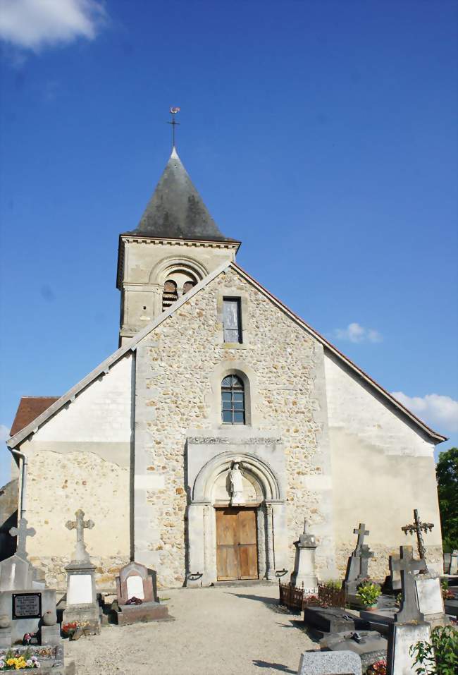 L'église, entourée du cimetière - Vraux (51150) - Marne