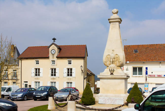 La place du village et le monument aux morts - Andelot-Blancheville (52700) - Haute-Marne