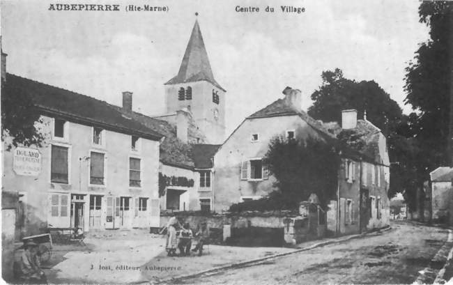 Carte postale ancienne du centre du village - Aubepierre-sur-Aube (52210) - Haute-Marne