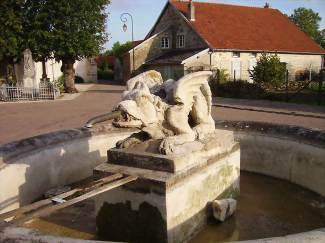 Fontaine du XVIIIe siècle - Aujeurres (52190) - Haute-Marne