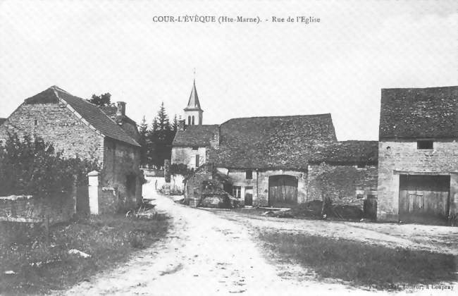 Carte postale ancienne de la rue de l'Église - Cour-l'Évêque (52210) - Haute-Marne