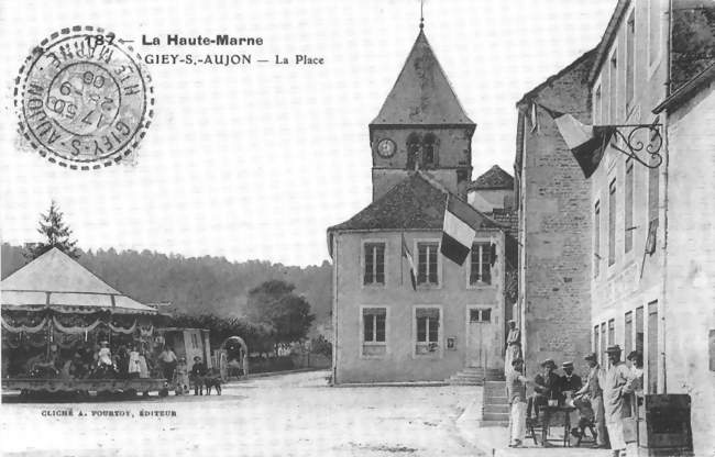 Carte postale ancienne de la place du village - Giey-sur-Aujon (52210) - Haute-Marne