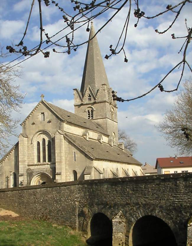 L'église, classée monument historique - Isômes (52190) - Haute-Marne